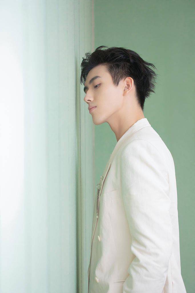 陈飞宇清新风写真尽显少年清朗俊逸米白色西装少年感十足