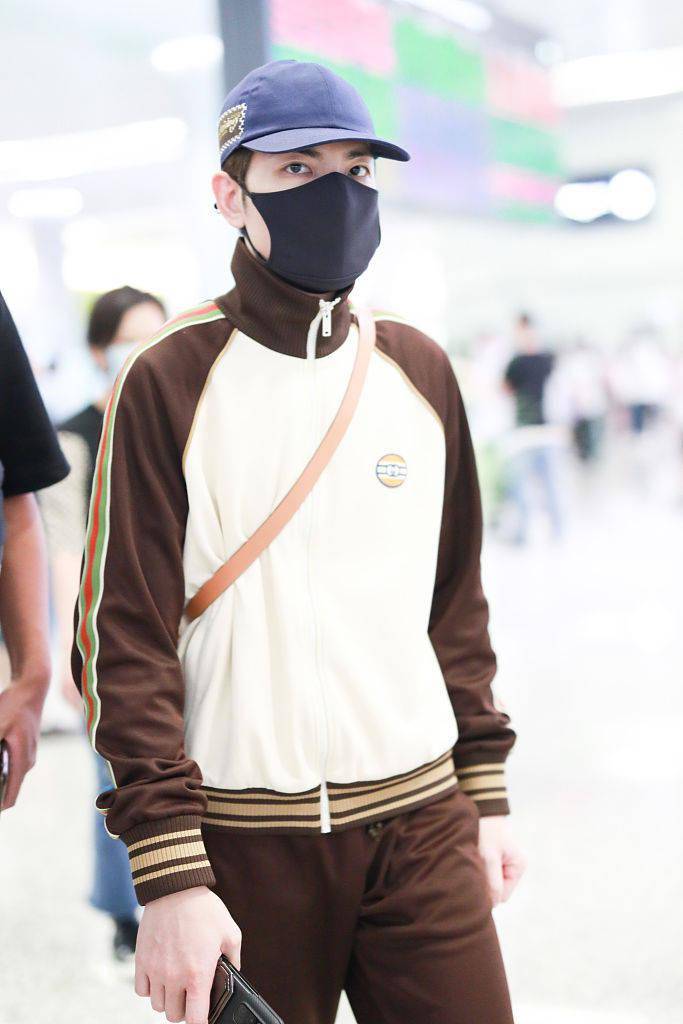 连体|萧敬腾穿Gucci运动套装高帮小白鞋 时尚利落