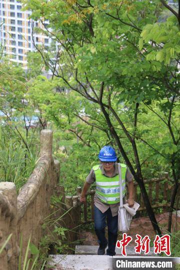 保障|广西网络保障员直面高温“烤”验 爬线杆登山顶维护网络