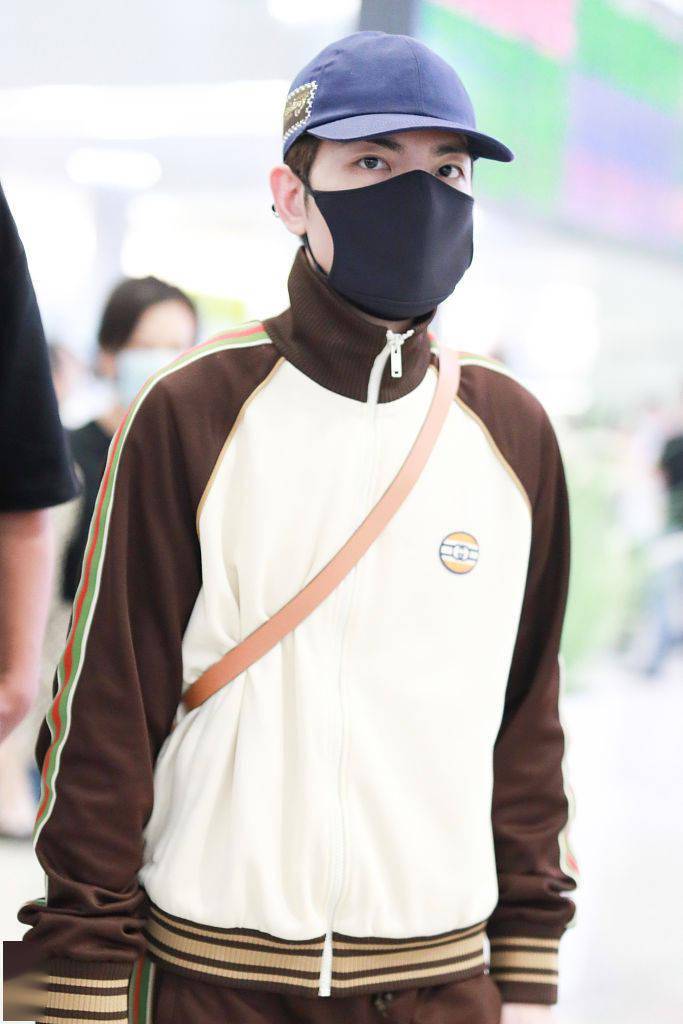 连体|萧敬腾穿Gucci运动套装高帮小白鞋 时尚利落