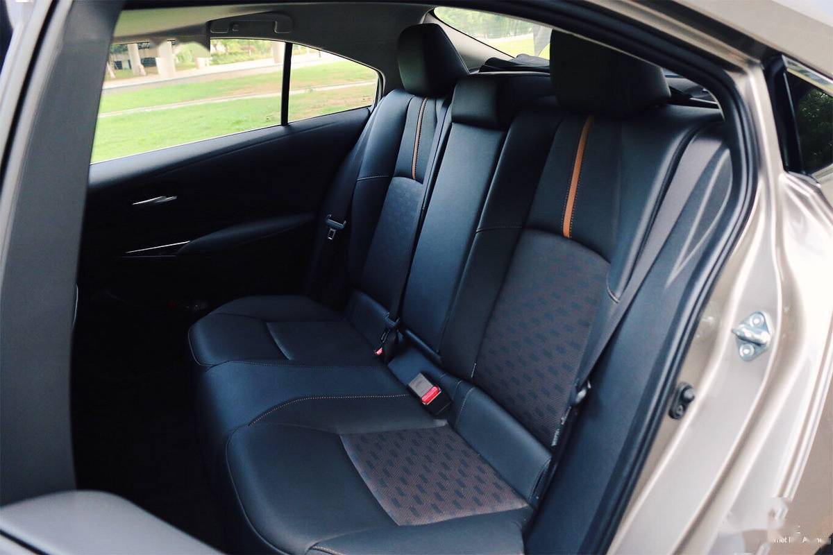 后排空间趋近于中高级轿车,可以轻松翘起二郎腿.▲12.