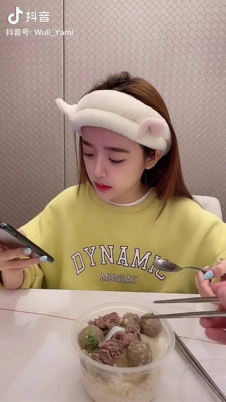 多吃点吧大眼妹yami中韩情侣