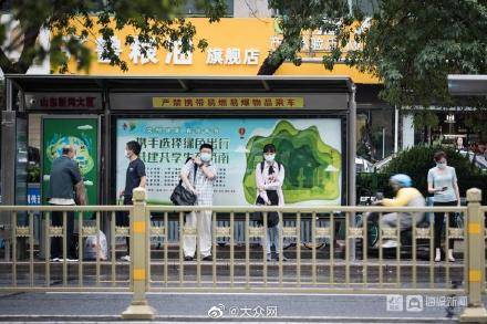 济南|台风“烟花”来了！济南早高峰市民出行从头到脚“全副武装”