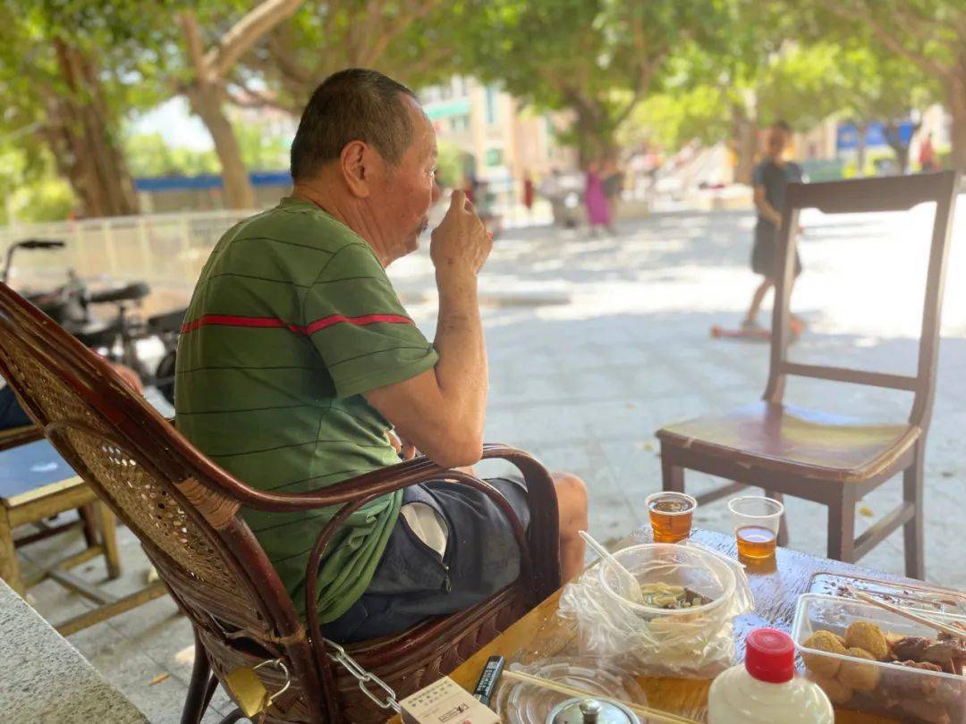 和老友正进行一场友谊赛泡上一壶铁观音,捧着书籍林大爷在树下乘凉