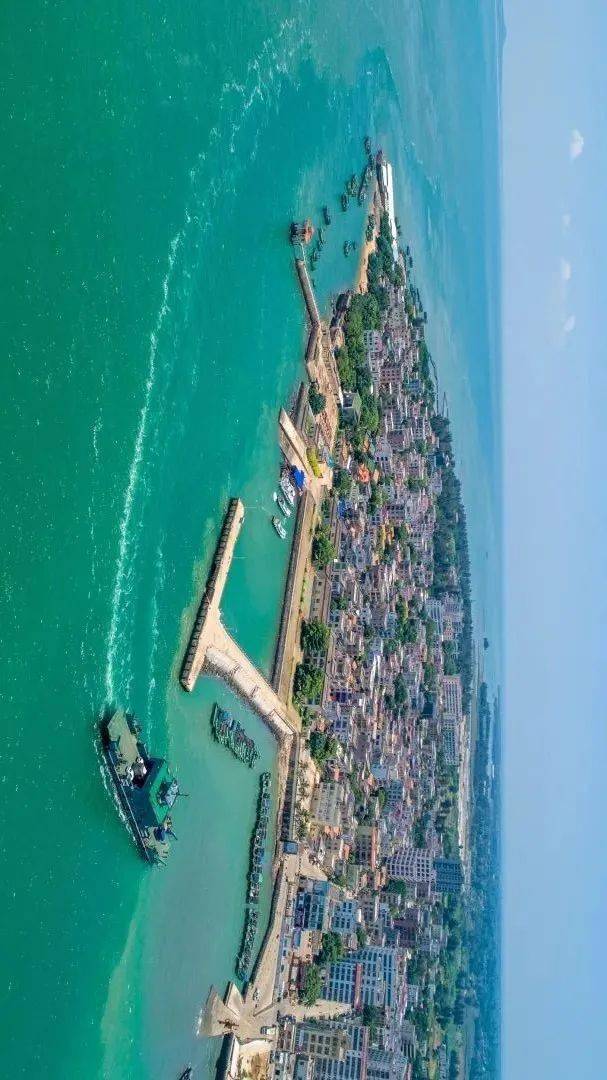 看天的人,多半是喜欢海的 人在其间行走,心性自然也变得开阔 硇洲岛