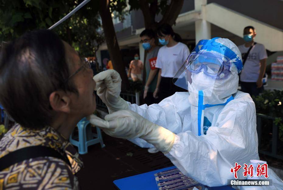 成都居民冒高温核酸检测采样