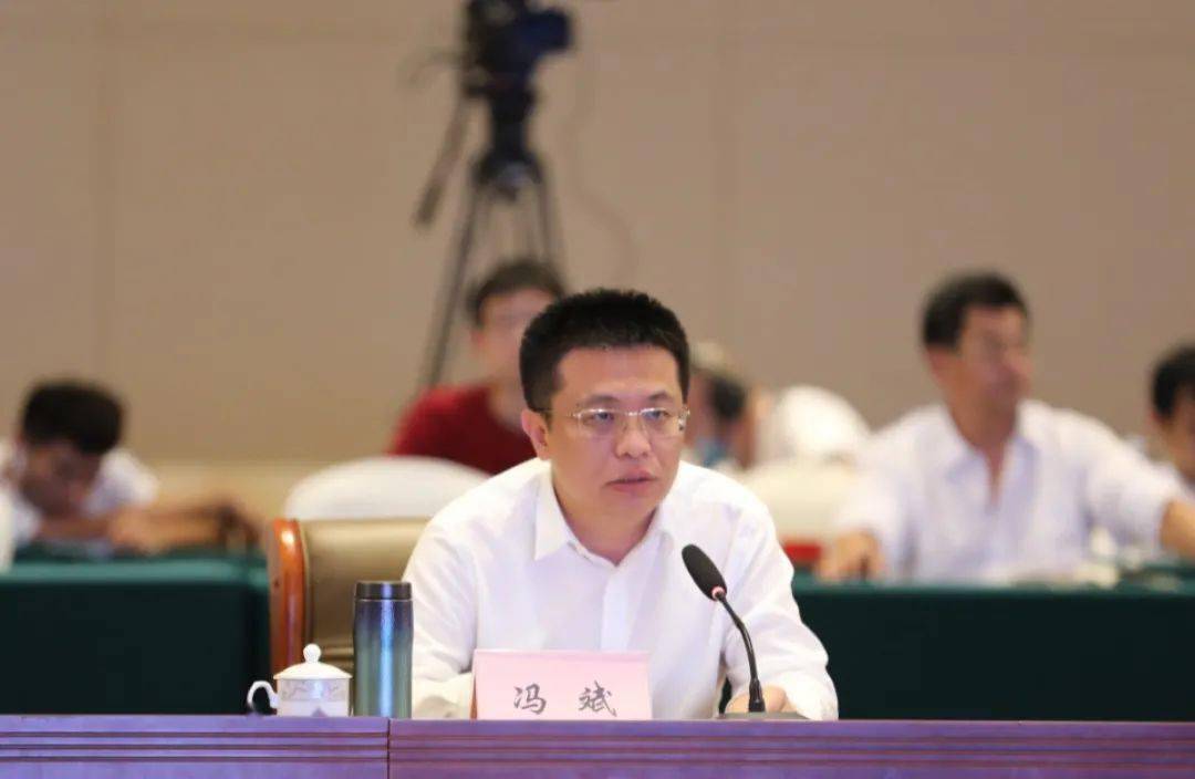 县长冯斌指出县长冯斌主持会议并就做好疫情防控工作指出,要提高思想