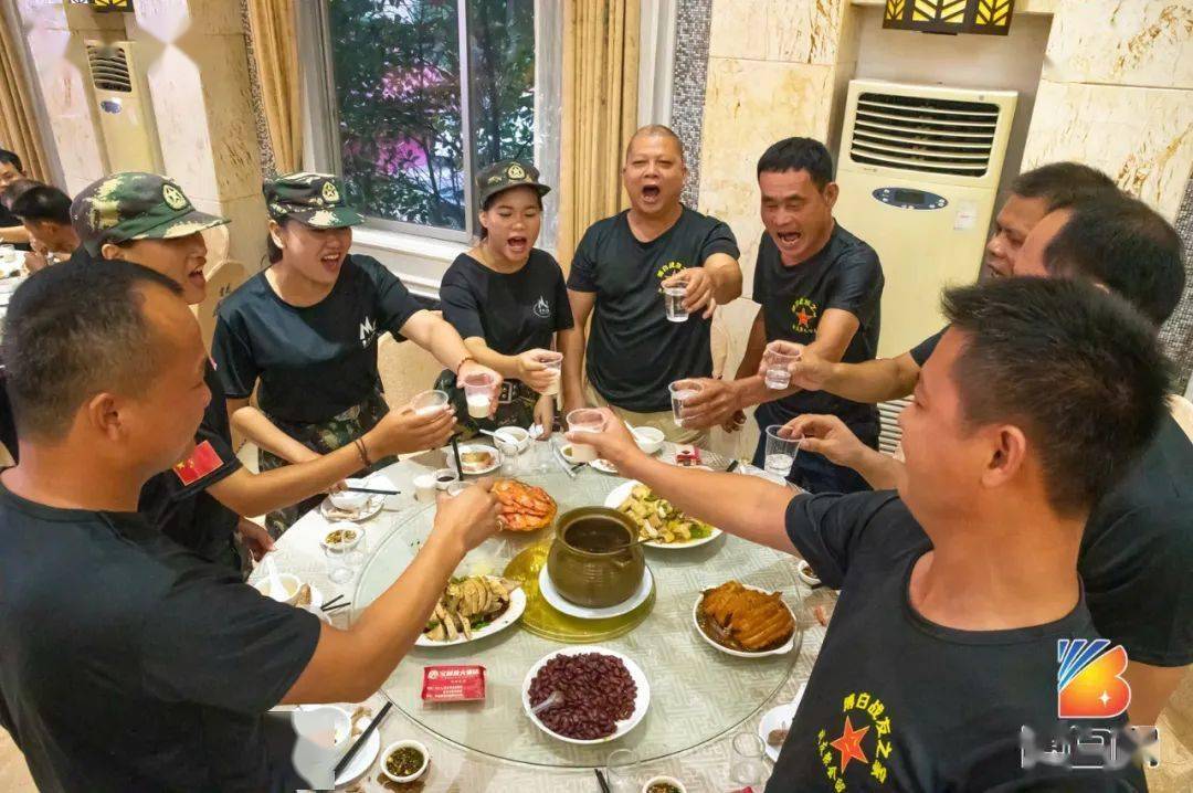 过节啦!博白近百名兵哥哥欢聚一堂,举杯叙旧