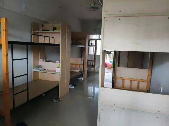 50横岗高级中学布局:8人/间,上下铺配置:独立卫生间和独立浴室,有空调