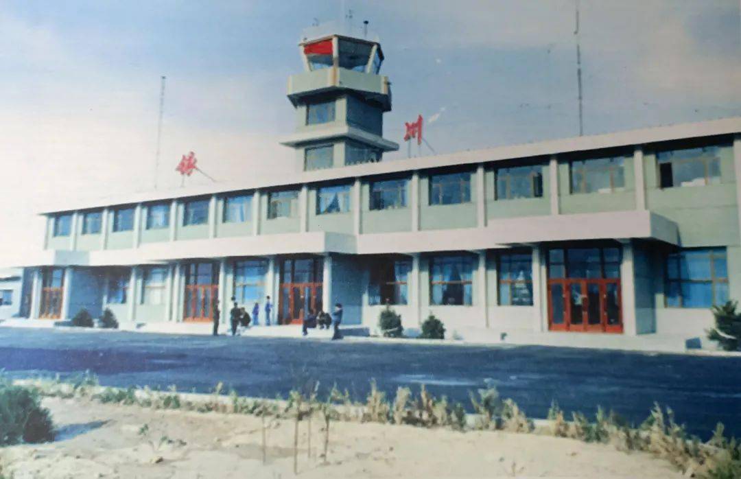 银川河东国际机场位于灵武市临河镇,距离银川市中心仅18公里,因在黄河