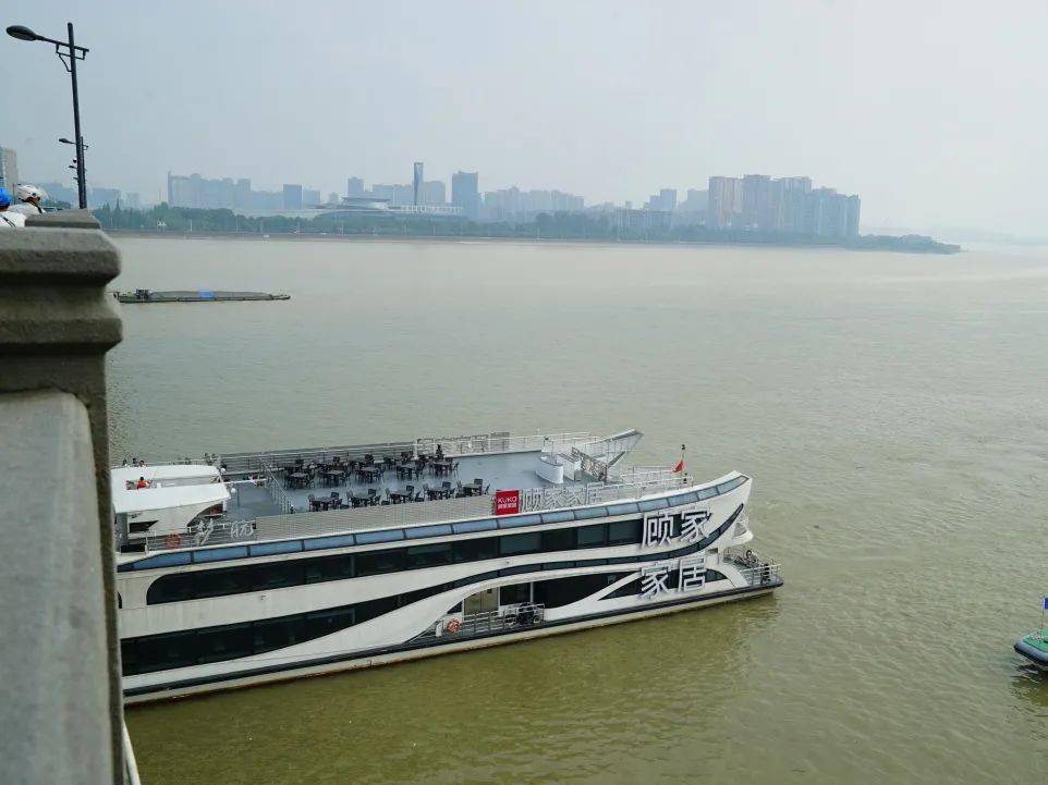 因烟花流浪了9天的大型游船终于归位周末又可以到钱塘江上坐游船啦