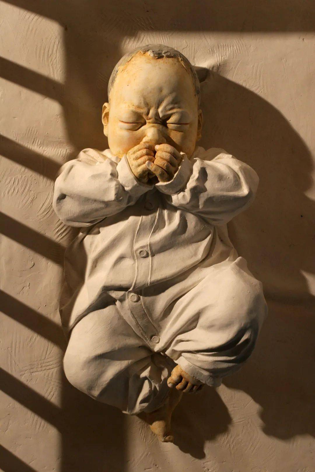 清华美院教授自费百万藏在沙漠造15米巨婴一举成为打卡地标