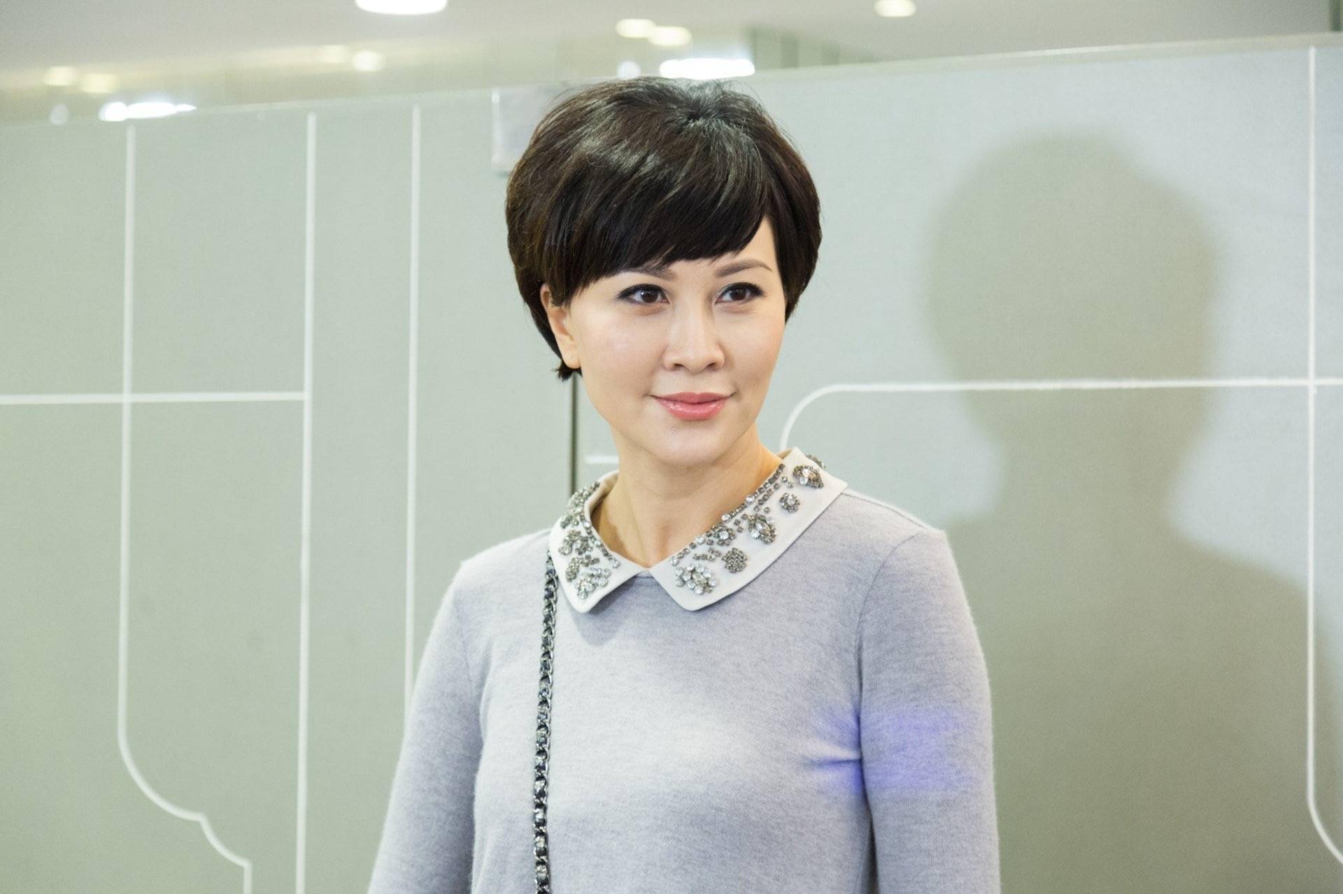 55岁亚姐低调卖浅水湾豪宅,再婚嫁隐形富豪成幸福阔太_朱慧珊