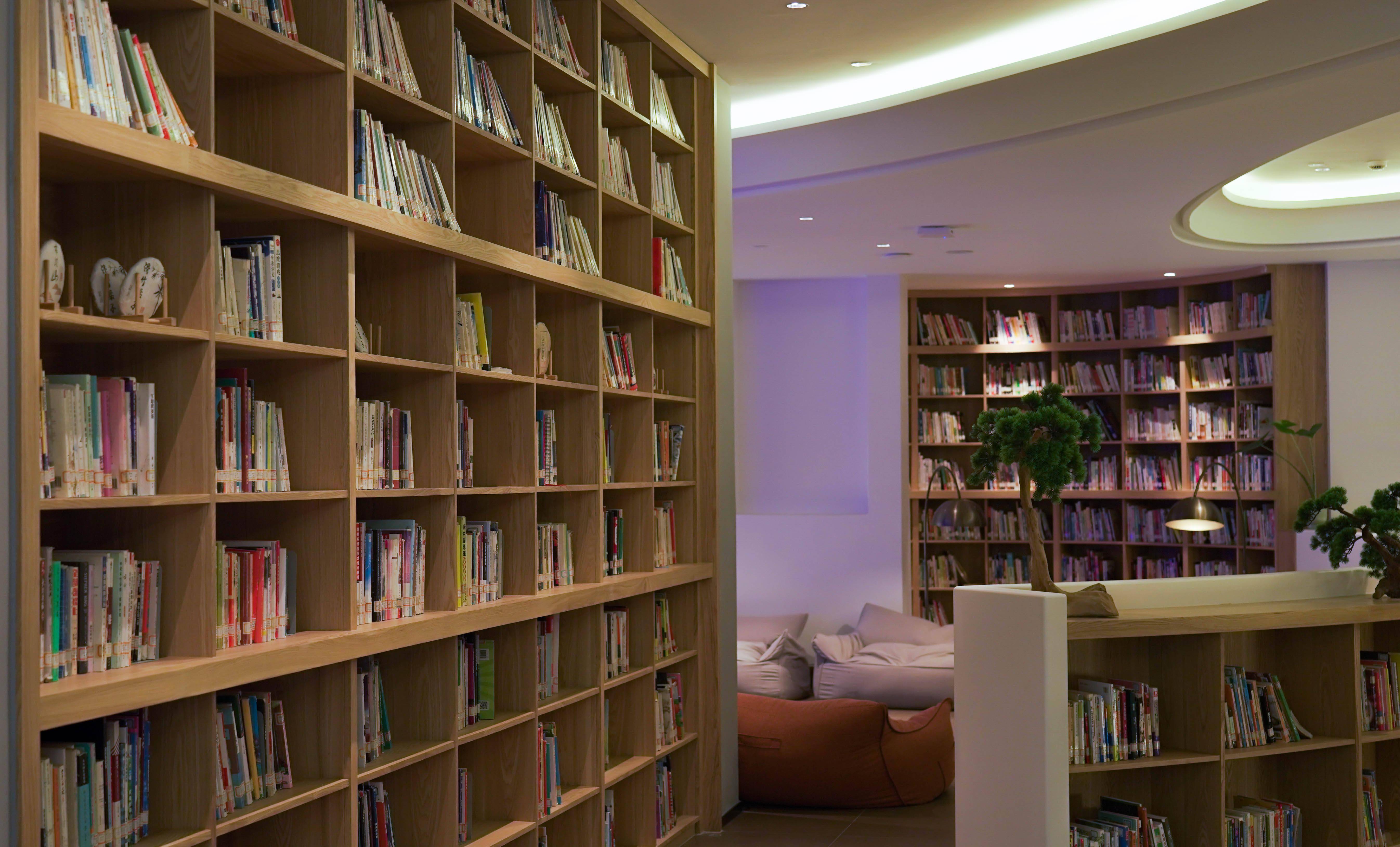 旅游主题图书馆是杭州图书馆与杭州新天地骊悦酒店有限公司合作打造的