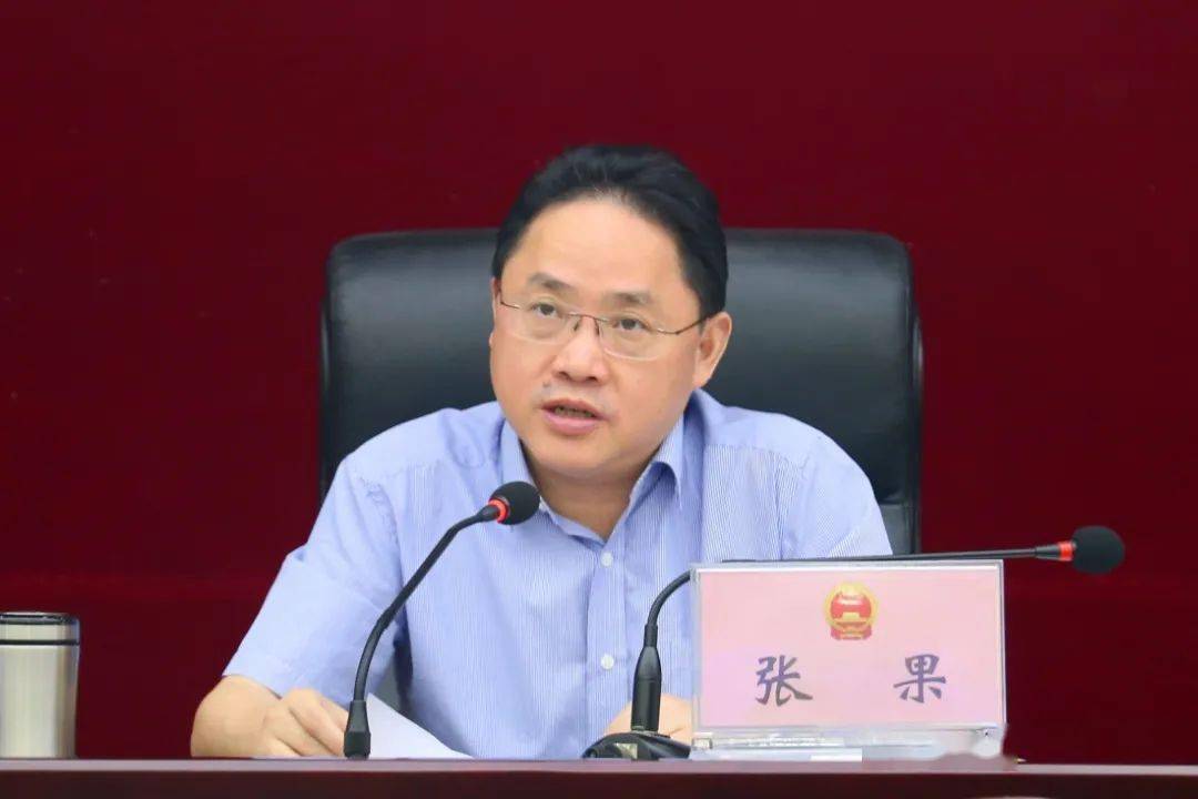 永川区委副书记,区长张果作报告.