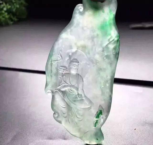 随形巧雕的冰飘花翡翠《观天下》,令人惊叹不已!_玉雕