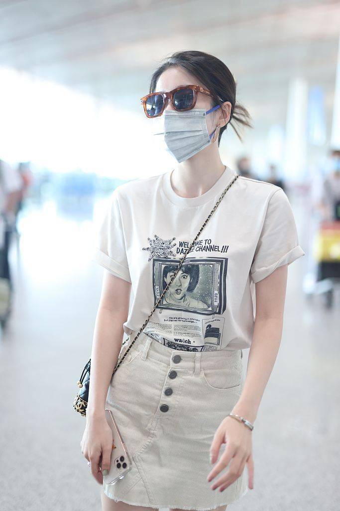 Chanel|张雪迎穿印花短袖T恤米色短裤 挎小水桶包带来夏日甜美