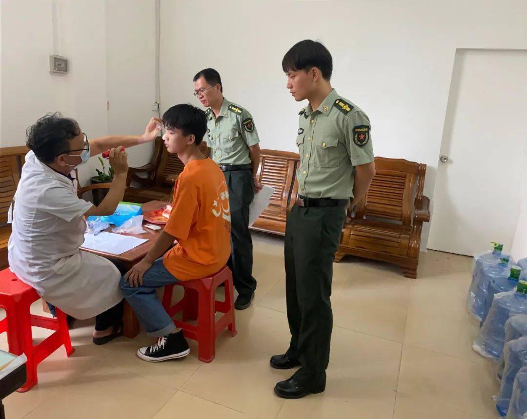 好男儿去当兵安平镇应征青年参加秋季征兵体检