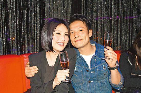 甜蜜丁子高42岁生日大秀合照放闪获老婆杨千嬅送上爱的蛋糕