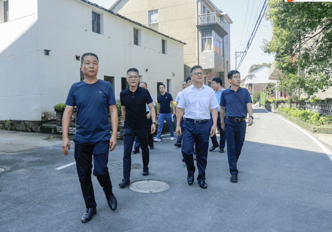 在新桐乡小桐洲村,汤金华来到退役军人姚建涛家中