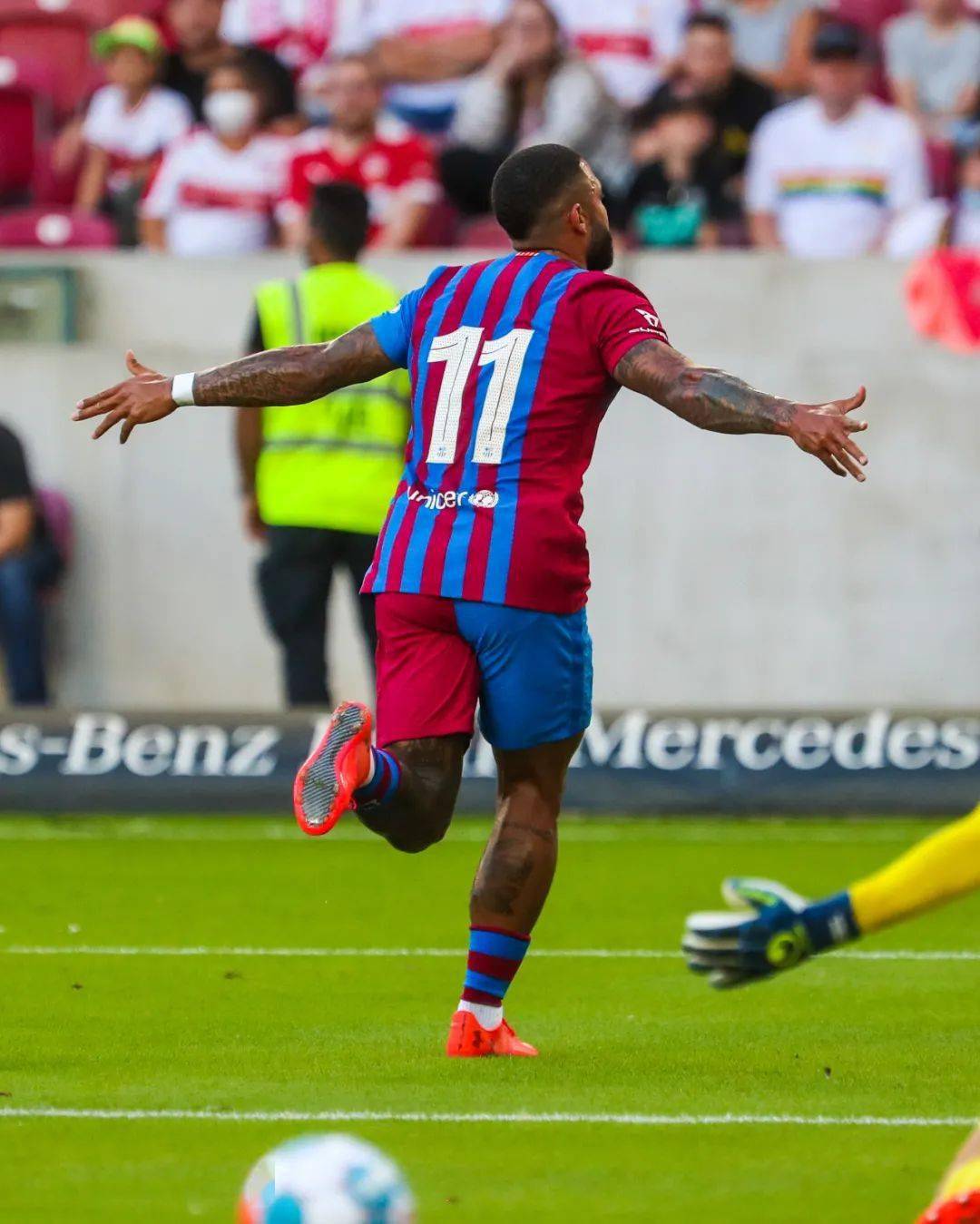 孟菲斯连场破门巴萨完胜斯图加特