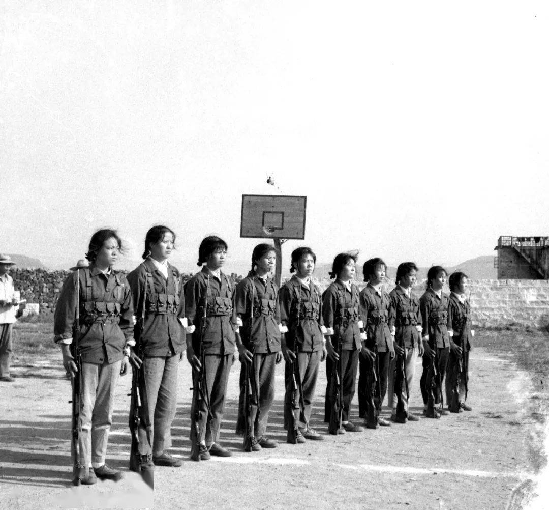 1978年9月 红旗女民兵1978年9月 民兵打靶1977年7月31日 建军50周年