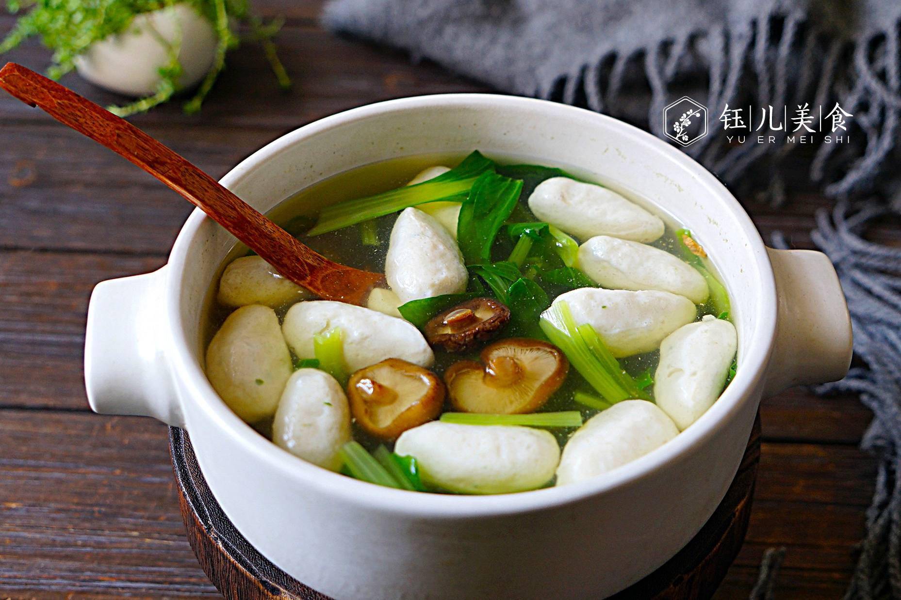 第五道:鱼丸青菜汤食材:鱼丸100克,青菜100克,香菇5个,盐1勺,鸡精少许