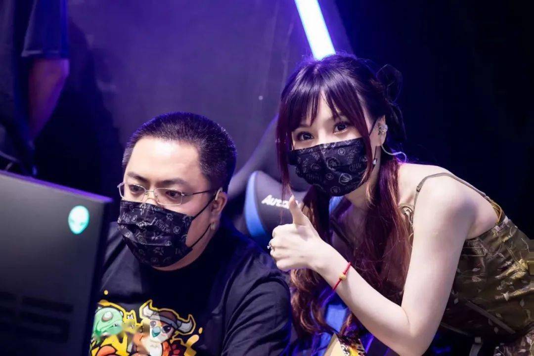 兔兔:黄哥打得针~不~戳~~薅了一件现场的周边t恤:难怪黄哥进馆时发