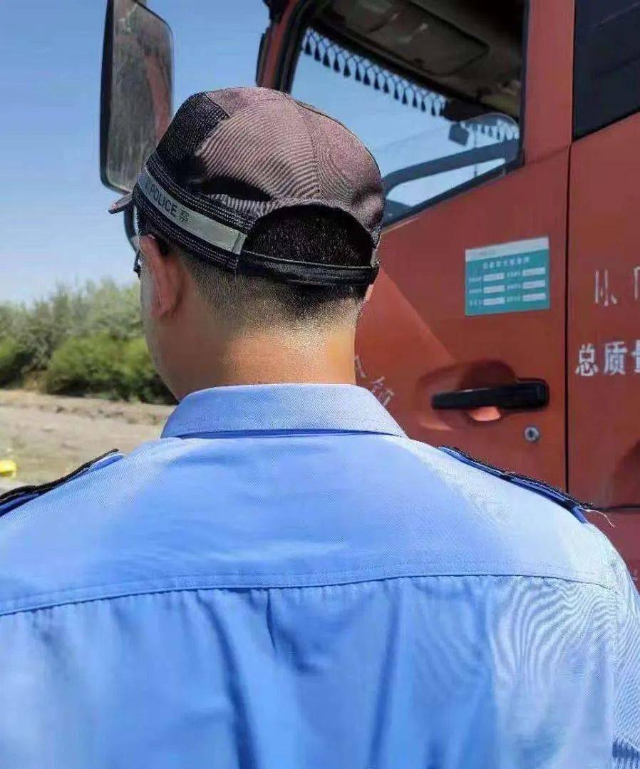 高温下的坚守黝黑的皮肤,汗湿的警服是他们坚守岗位,与酷暑斗争的见证