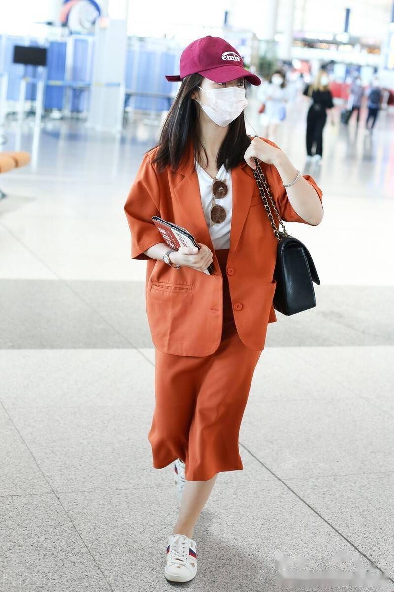 街拍邢菲身穿橘色西装套裙手袋粉色贝雷帽青春俏皮