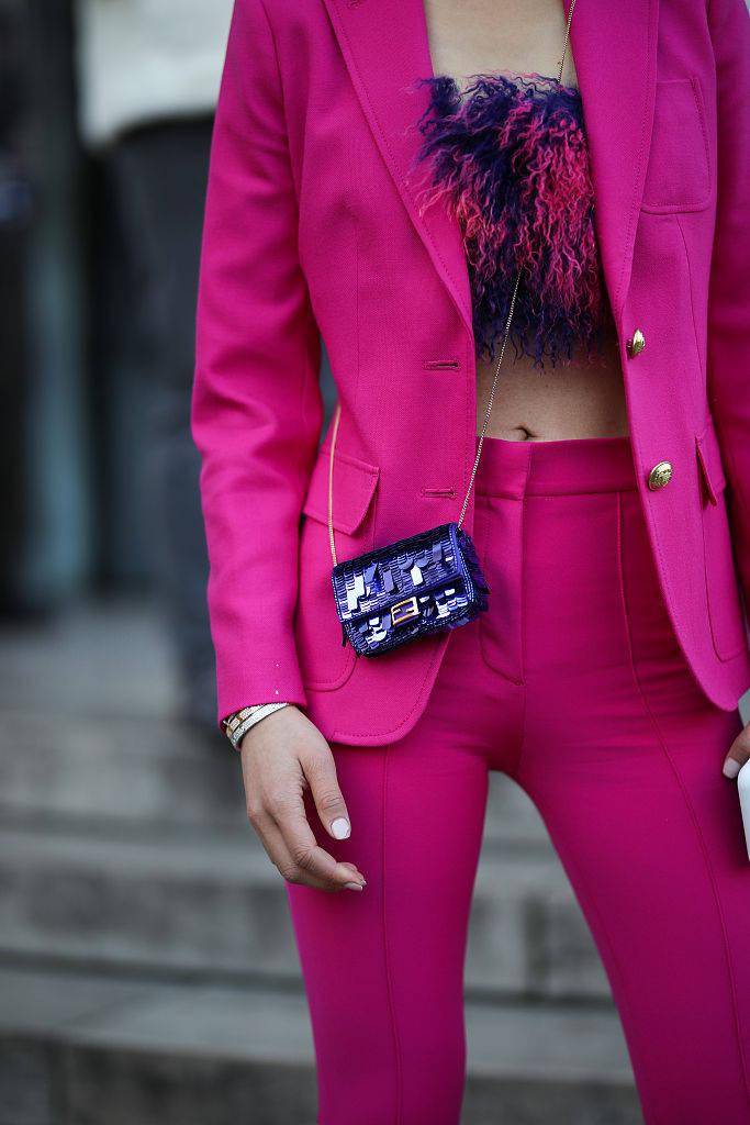 时间|别提什么实用性 时尚博主告诉你包包越小越时髦