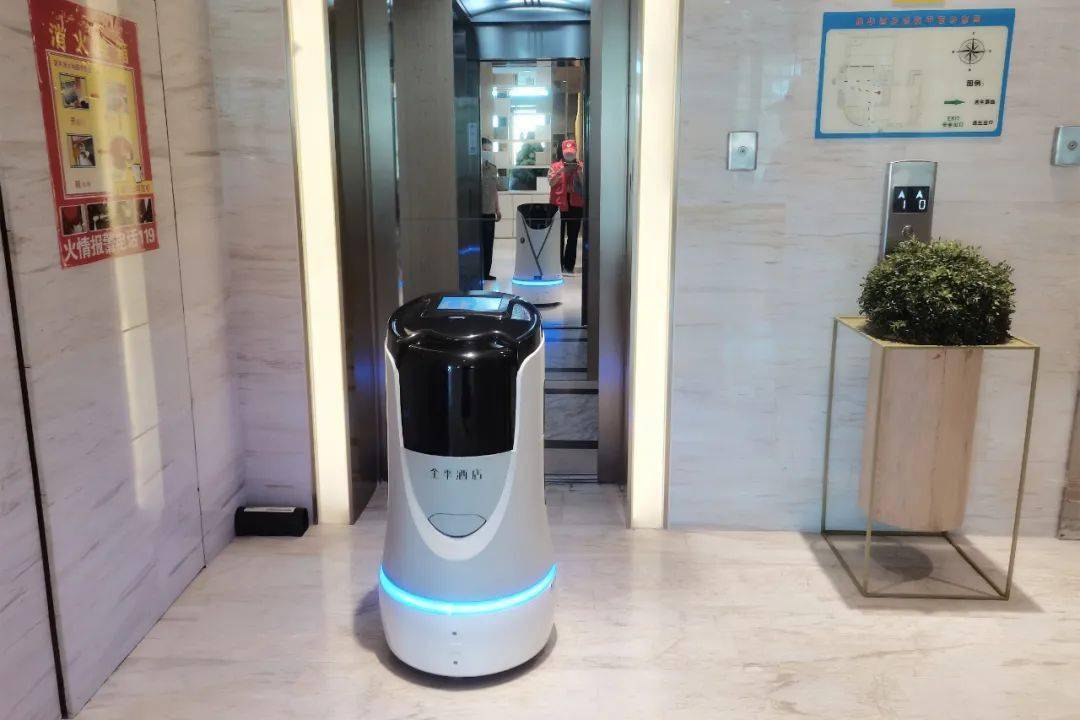 智能配送机器人现身石城酒店萌萌哒