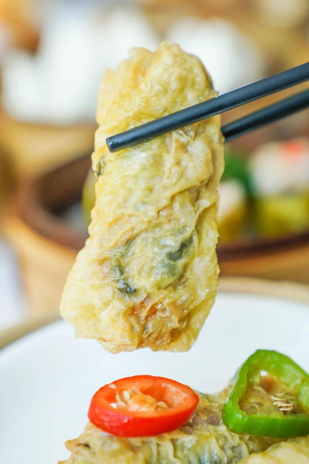 鲜腐竹包裹着鲍汁勾芡过的食材