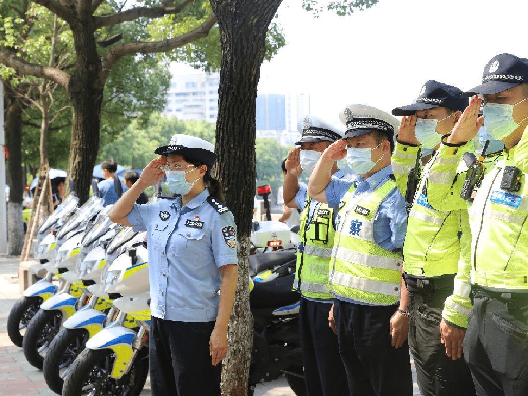 市委副书记,代市长吴巨培看望慰问一线执勤交警