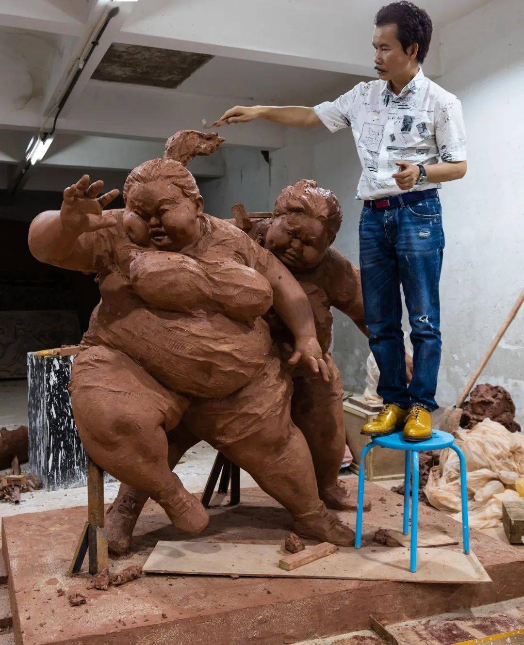 突破被皇家马德里收藏广州雕塑院院长许鸿飞表示肥女踢球反映的是一种