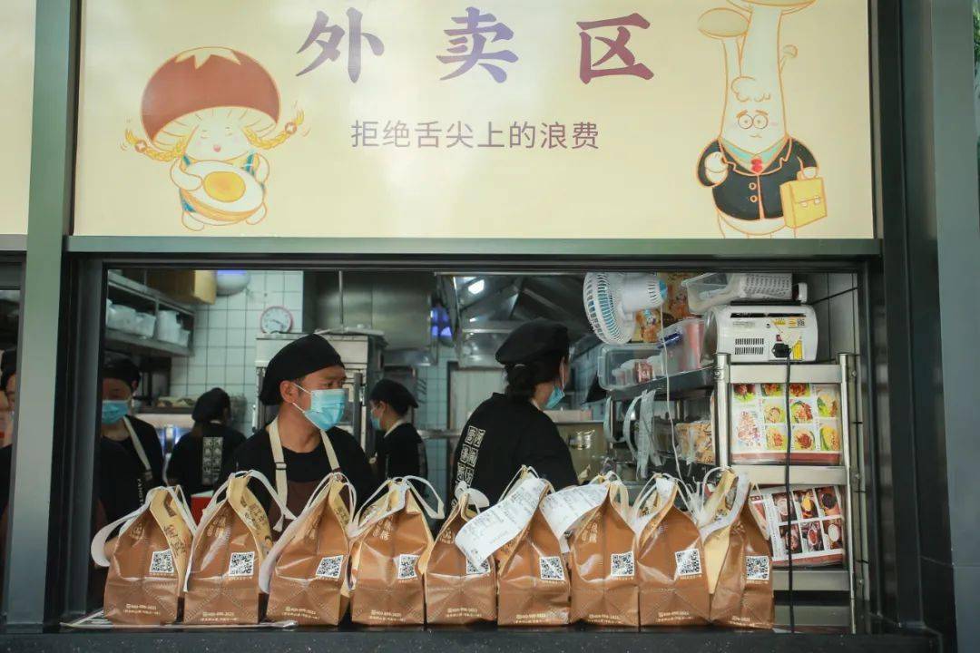一袋袋整齐摆在外卖取餐口前,包装精致的胡辣汤,更像是城市复苏的加油