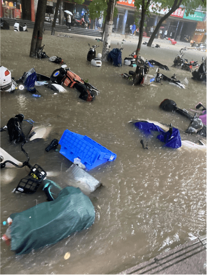 消防队抽水时会抽出一具尸体丨河南暴雨已致302人遇难灾难过后我们留