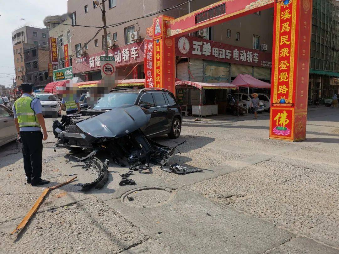 突发惠安东岭这个路口发生一起车祸一辆奔驰车头严重受损