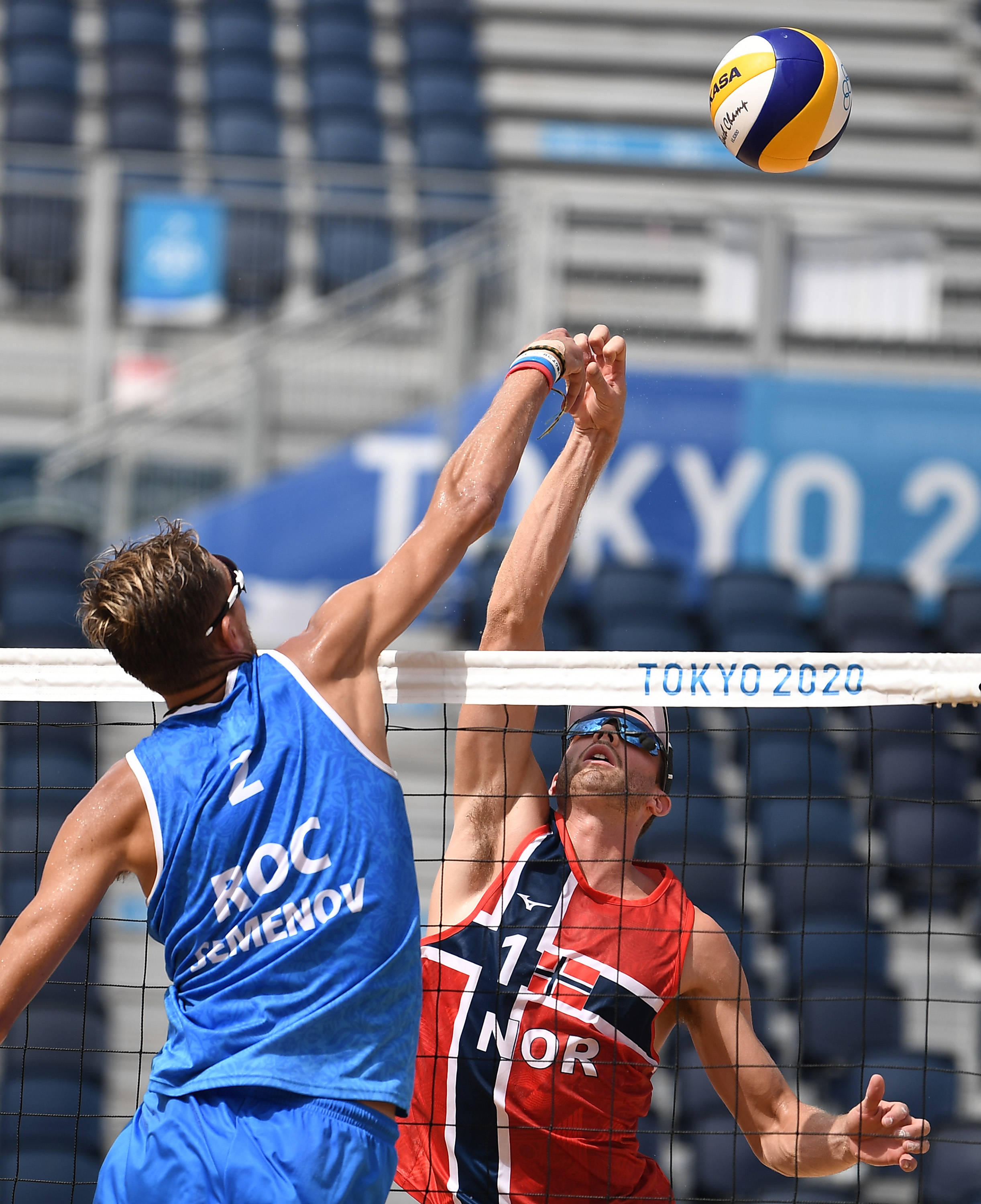沙滩排球男子组四分之一决赛中,挪威组合莫尔/索勒姆战胜俄罗斯运动员