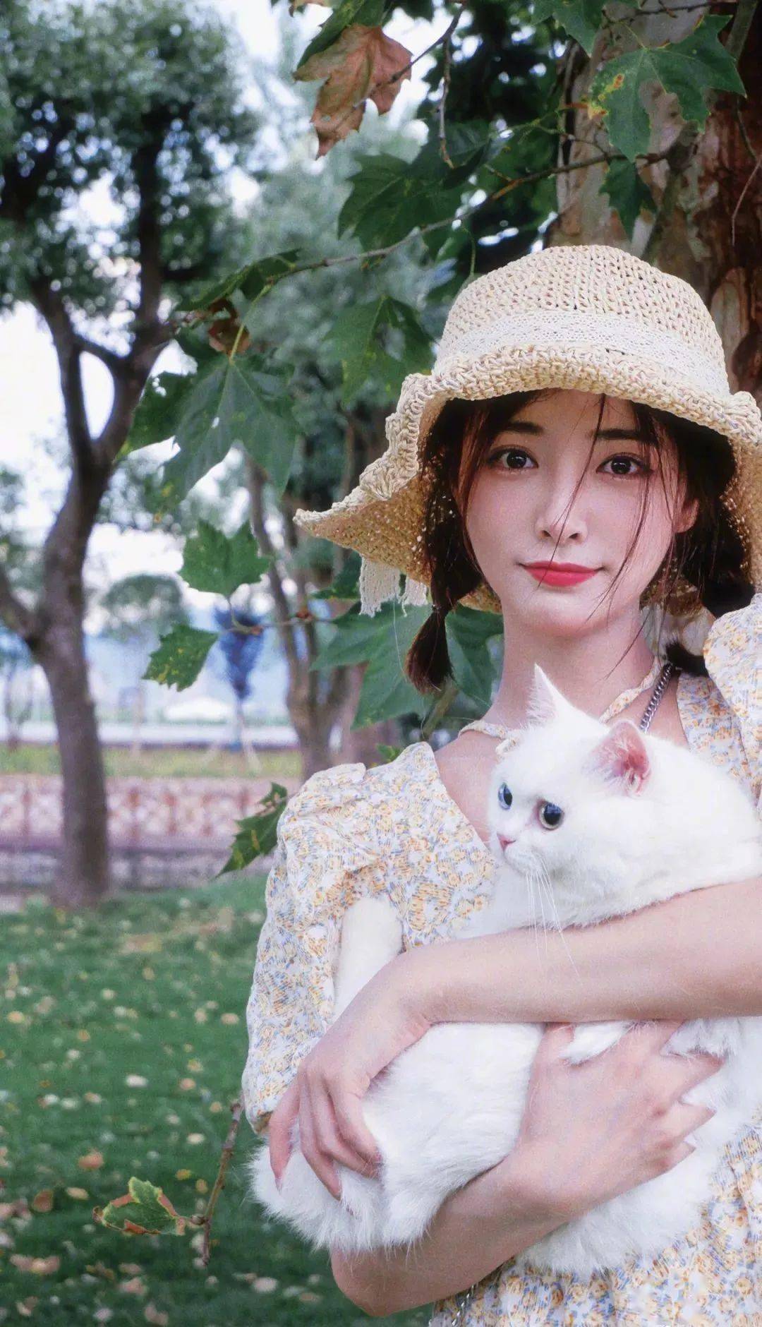 发型|别让大脸拉低你的颜值！get这4个技巧，时髦翻倍还显脸小！
