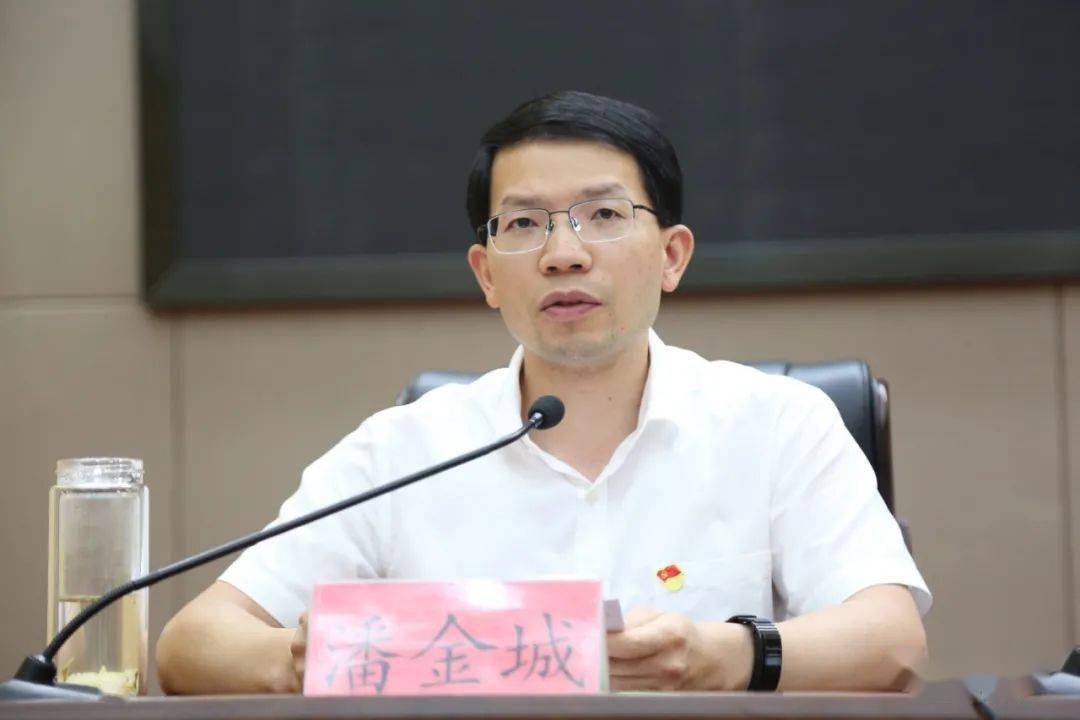 潘金城表示,省委,市委决定由我担任会昌县委书记,我完全拥护,坚决服从