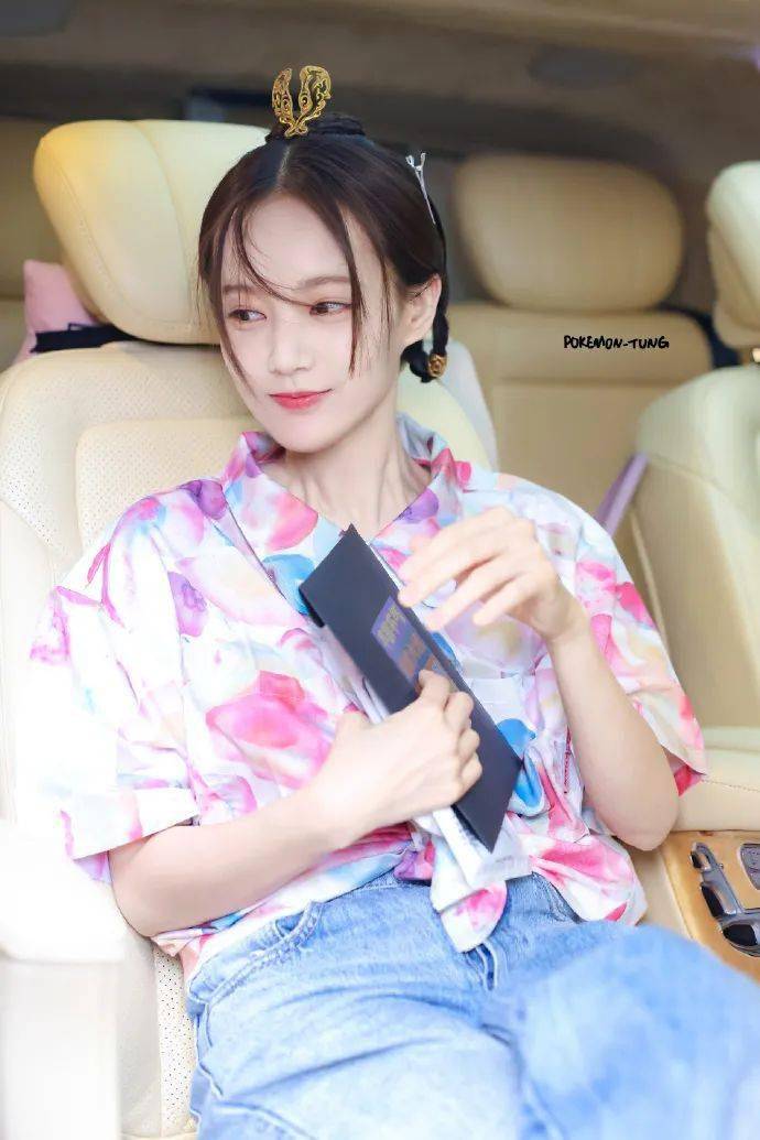 发型|别让大脸拉低你的颜值！get这4个技巧，时髦翻倍还显脸小！