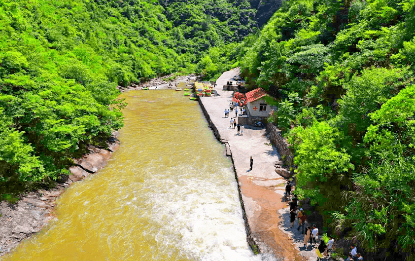 摄影欣赏:《英山桃花冲大峡谷漂流》