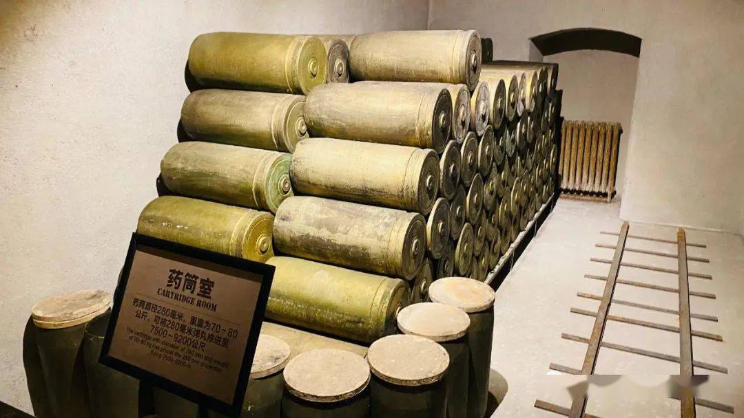 面积约1600平方米三层立体结构;其掩蔽部内,发电机房,锅炉房,弹药库