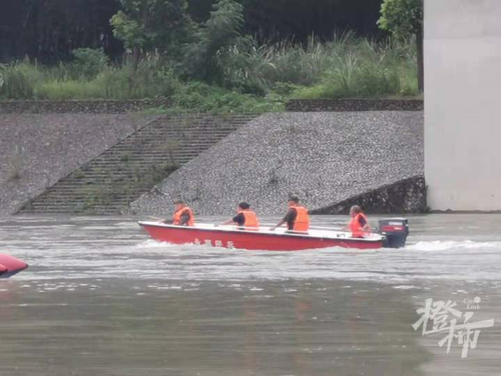 温州漂流竹筏侧翻9人落水:来自杭州旅游团,一老师下落不明_楠溪江