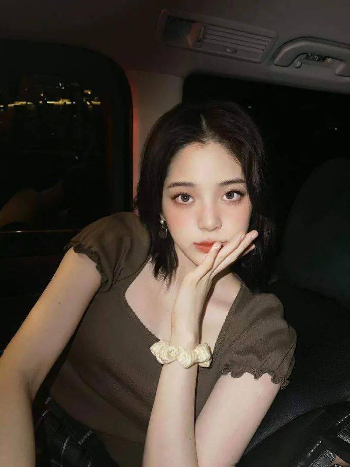 发型|别让大脸拉低你的颜值！get这4个技巧，时髦翻倍还显脸小！