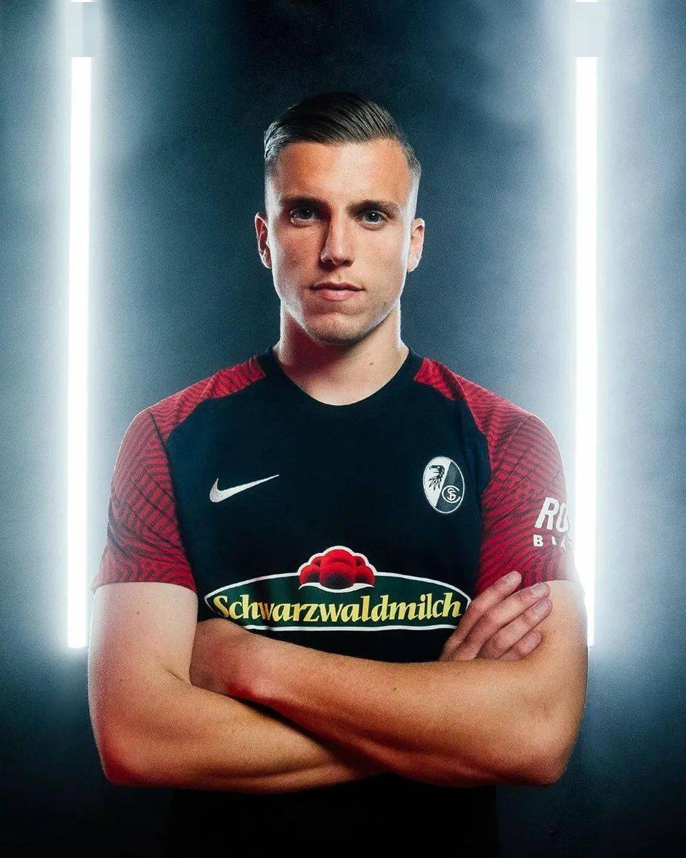 弗赖堡发布202122赛季主客场球衣