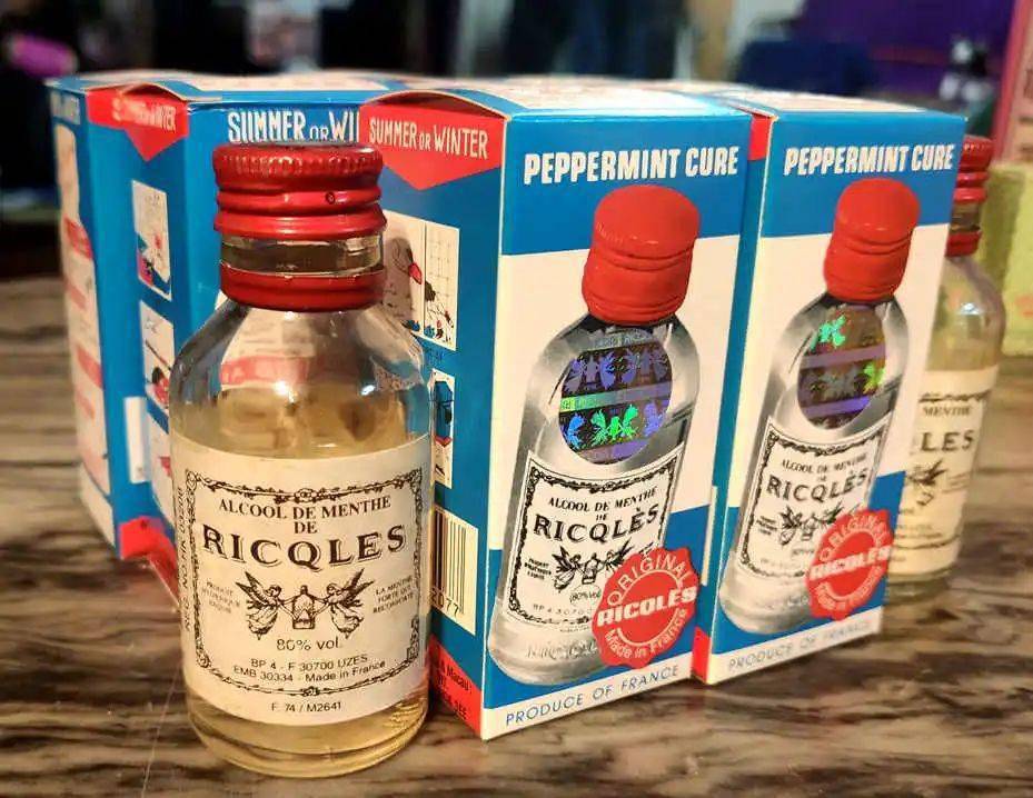 另一面,短视的越南奸商又在旅游购物点大量造假药油和塑料蛇药酒,我搭