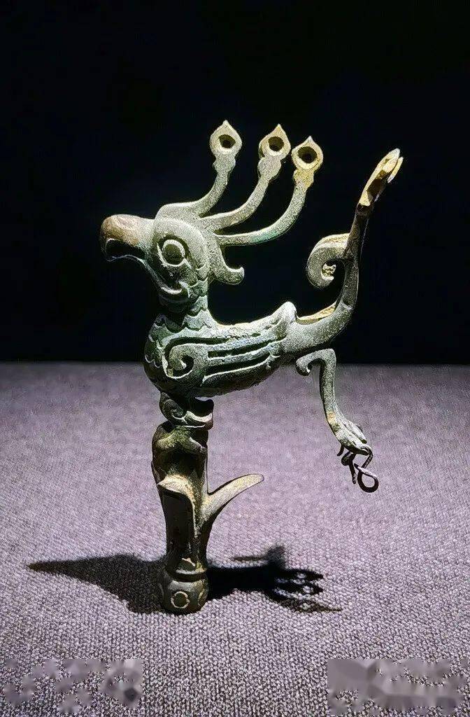 铜神树枝头花蕾及立鸟器型为铜鸟立于铜花朵的果实上.
