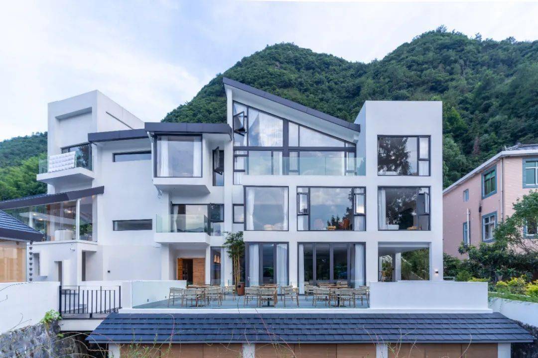 龙鳞坝也有高颜值民宿巴洛克泳池超大红酒柜想住哪家随便挑
